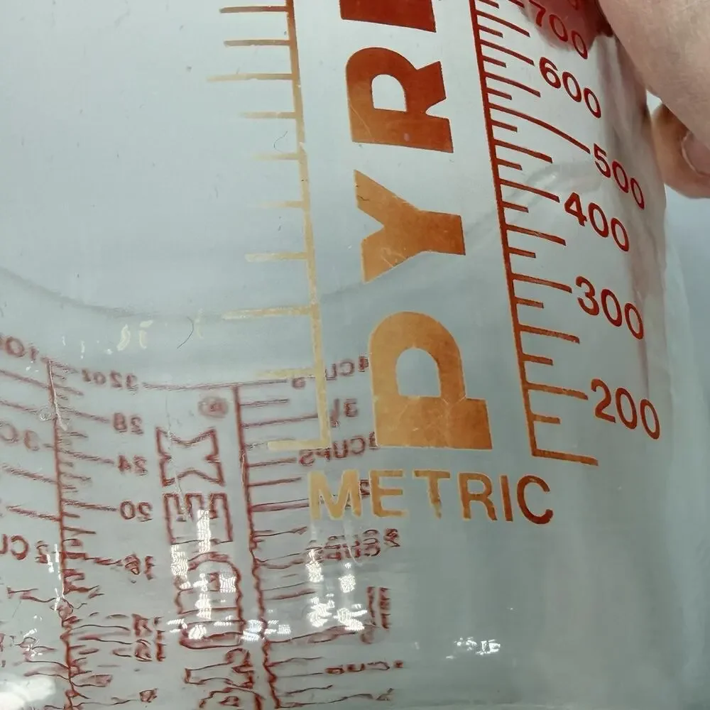 Vintage Pyrex 532 4 cup 1 Quart 32 oz Measuring Cup Red Block Letter D-Handle